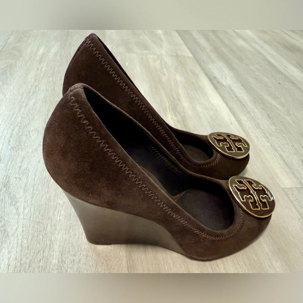 Tory Burch Sophie Brown Suede Wedge Pumps Round Logo  Shoe Size US 5